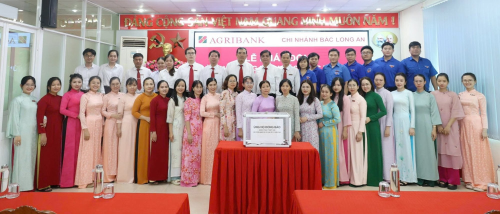 Agribank chi nhánh Bắc Long An và Agribank chi nhánh Đông Long An ủng hộ đồng bào lũ lụt