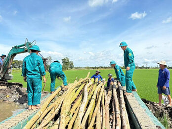 Xã Vĩnh Châu: Kịp thời hỗ trợ người dân ứng cứu 220ha lúa bị nước lũ đe dọa