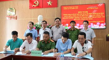 Công an và doanh nghiệp ký kết phối hợp bảo đảm an ninh, trật tự