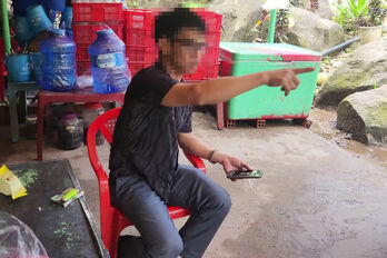 Bất cập tại Ma Thiên Lãnh: Chủ quán ăn tự ý 'cấm' du khách đỗ xe trên đường công cộng Bất cập tại Ma Thiên Lãnh: Chủ quán ăn tự ý 'cấm' du khách đỗ xe trên đường công cộng