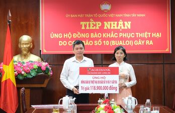 Agribank chi nhánh Bắc Long An và Agribank chi nhánh Đông Long An ủng hộ đồng bào lũ lụt