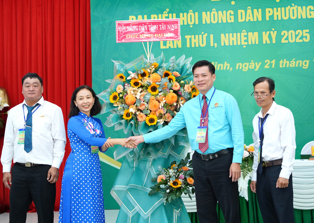 Phó Chủ tịch HND tỉnh, trưởng Ban Công tác nông dân tỉnh Ngô Thanh Tuyền tặng hoa chúc mừng Đại hội