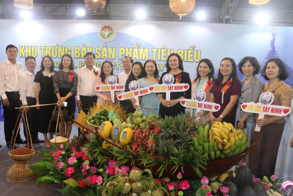 Opening of the 2025 Southern Rural Industrial Products Exhibition Fair in Tay Ninh
