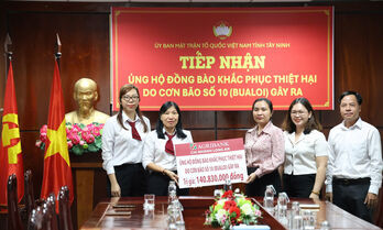 Agribank Chi nhánh Long An ủng hộ hơn 140 triệu đồng hỗ trợ đồng bào khắc phục hậu quả bão, lũ