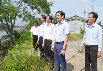 Bí thư Đảng ủy xã Cần Giuộc khảo sát khu vực sạt lở sông Kênh Hàn