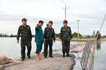 Bộ Chỉ huy Quân sự tỉnh Tây Ninh khẩn trương giúp người dân khắc phục sự cố vỡ đê