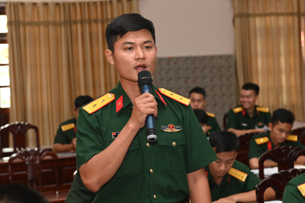 Giao lưu truyền thống, kỷ niệm 60 năm Ngày truyền thống Sư đoàn 5 Cán bộ trẻ đặt câu hỏi giao lưu