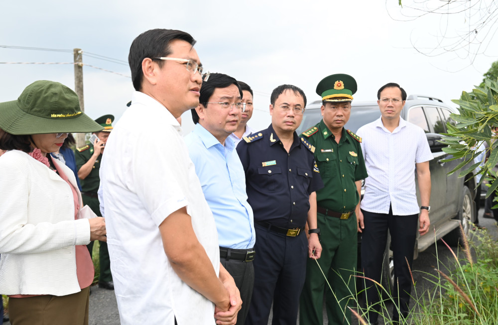 Đoàn khảo sát tình hình ô nhiễm nguồn nước tại khu vực cầu Trắng