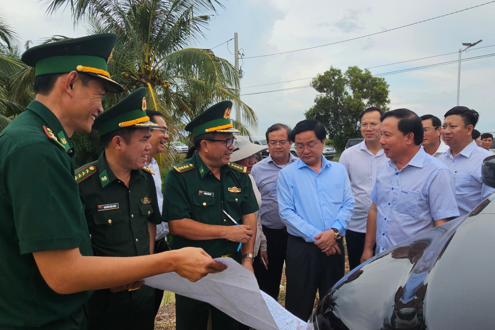 Đoàn lãnh đạo xem bản đồ thực địa đường tuần tra biên giới, thuộc địa bàn quản lý Đồn biên phòng Vàm Trảng Trâu phụ trách