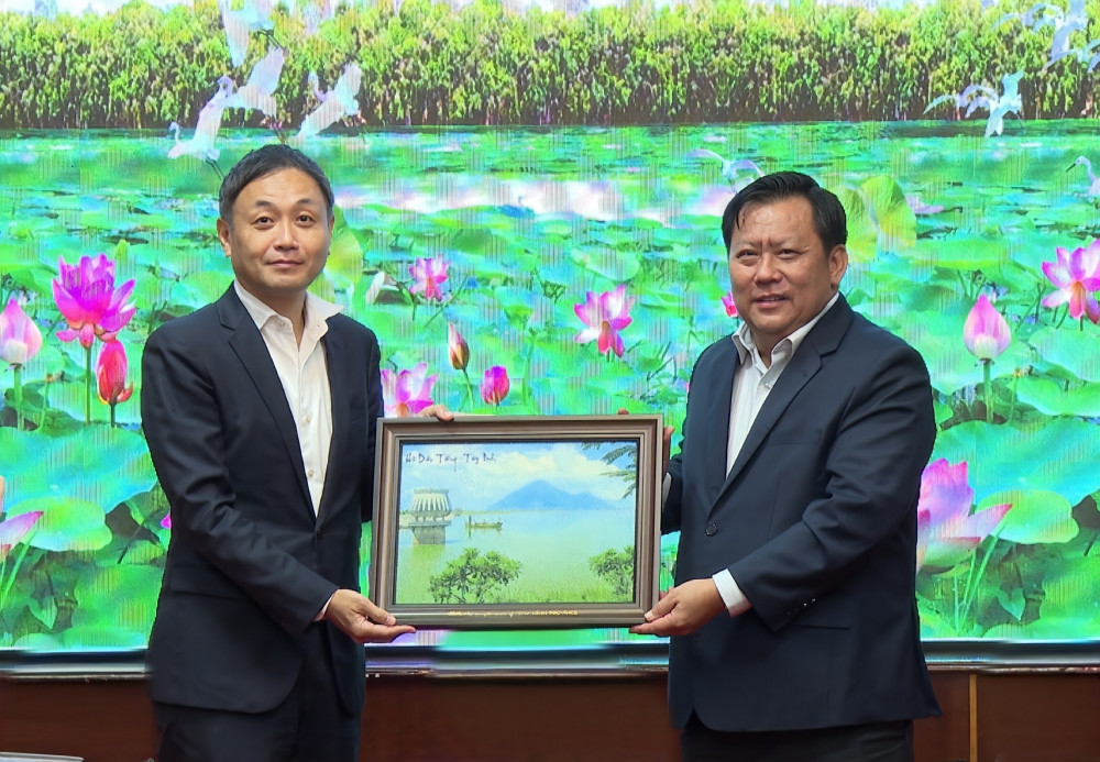 Vice Chairman of Tay Ninh Provincial People's Committee Huynh Van Son worked with the Japan Trade Promotion Group in Ho Chi Minh City