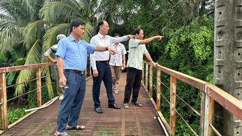 Lãnh đạo xã Tân Thạnh kiểm tra các ô đê bao ảnh hưởng lũ và triều cường