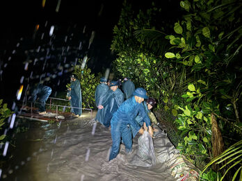 Trắng đêm giữ đê, bảo vệ vùng sản xuất