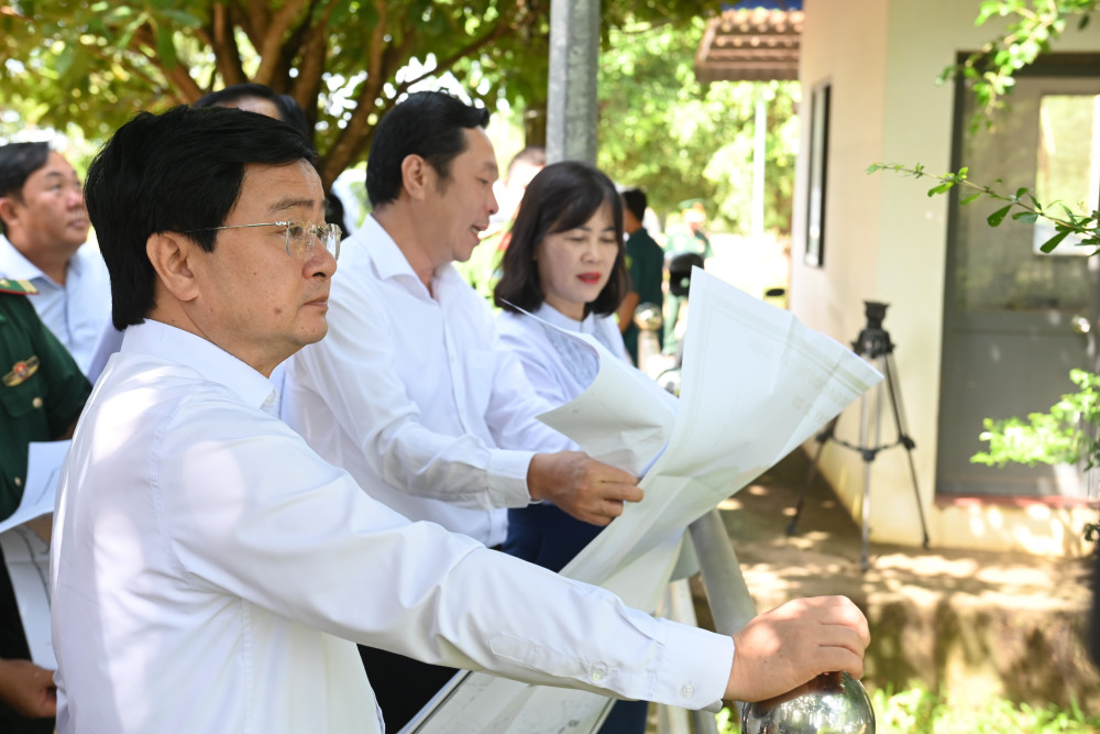 Bí thư Tỉnh ủy Nguyễn Văn Quyết khảo sát cửa khẩu Tân Hà