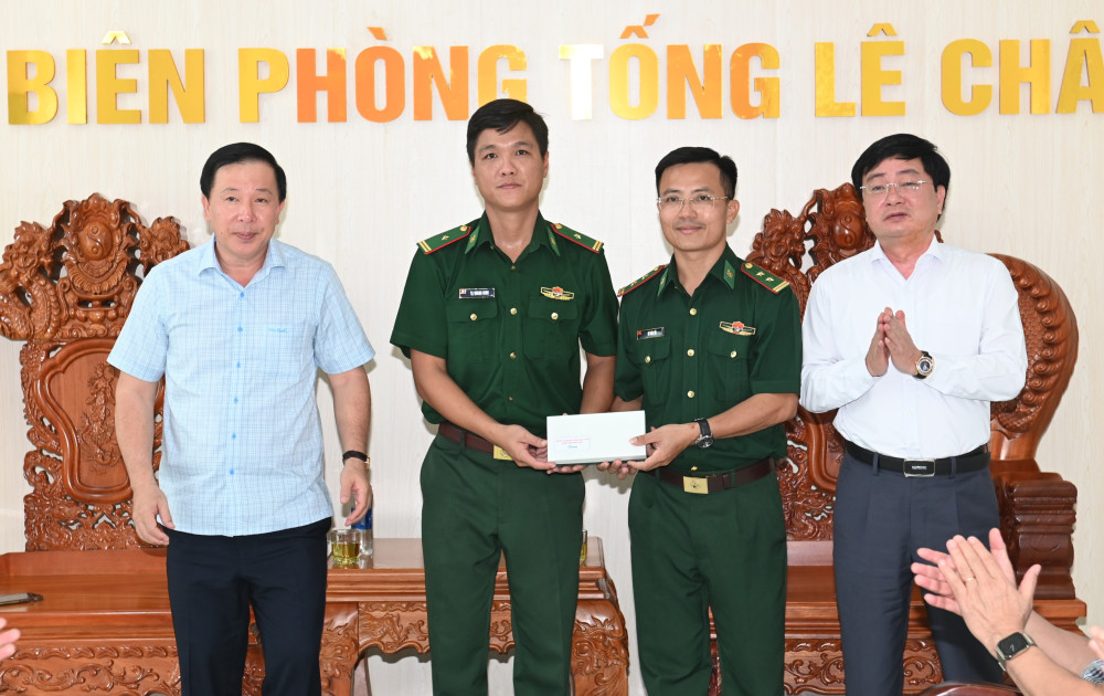 Bí thư Tỉnh ủy Nguyễn Văn Quyết và Phó Bí thư Tỉnh ủy, Chủ tịch UBND tỉnh Nguyễn Văn Út tặng quà lãnh đạo Đồn biên phòng Tống Lê Chân