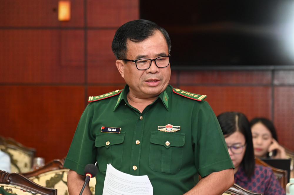  Lãnh đạo Ban Chỉ huy Bộ đội Biên phòng tỉnh báo cáo về tình hình đường tuần tra  biên giới hiện nay