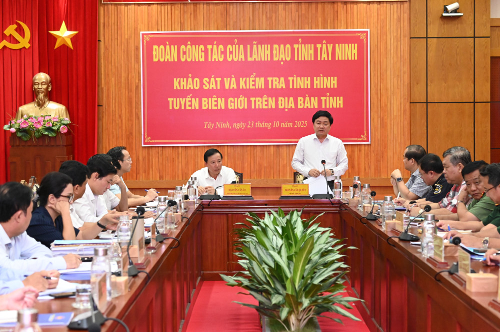 Quang cảnh buổi làm việc tại Phòng họp Tỉnh ủy