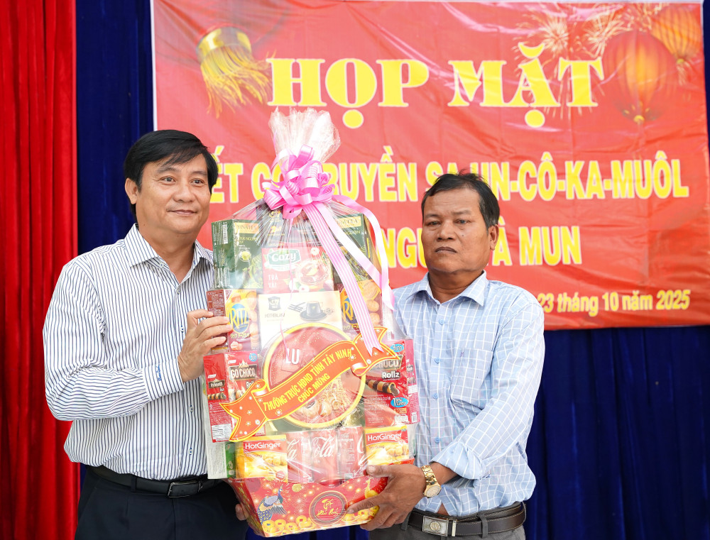 Tỉnh ủy viên, Phó Chủ tịch HĐND tỉnh Nguyễn Hồng Sơn (bìa trái) tặng quà chúc mừng Tết Sa-Un-Cô-Ka-Muôl của tộc người Tà Mun 