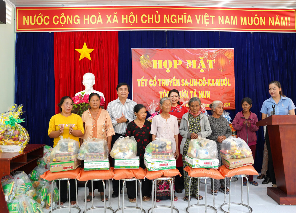 Lãnh đạo tỉnh tặng quà cho các hộ người Tà Mun có hoàn cảnh khó khăn