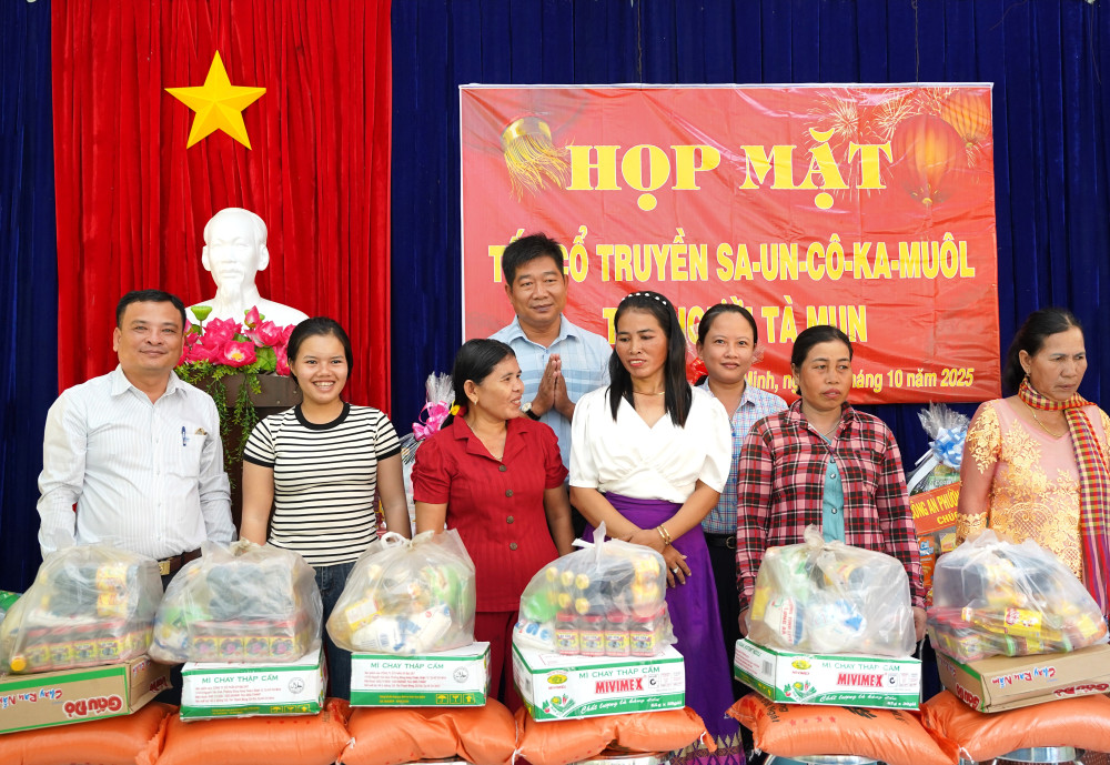 Lãnh đạo phường Bình Minh tặng quà cho các hộ tộc người Tà Mun có hoàn cảnh khó khăn