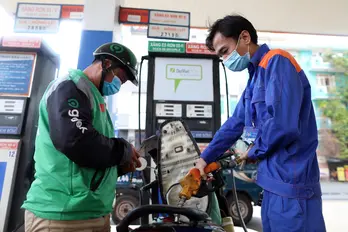 Giá xăng dầu hôm nay 23.10.2025: Bật tăng hơn 4%, trong nước khó giảm?