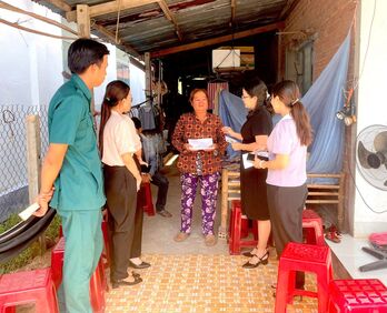 Lãnh đạo xã Dương Minh Châu thăm trẻ em mắc bệnh hiểm nghèo
