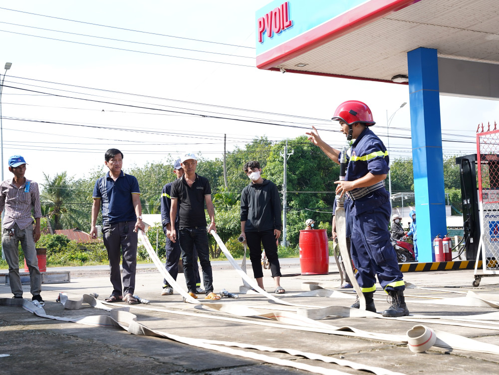 Cảnh sát PCCC&CNCH hướng dẫn cách sử dụng lăng, vòi chữa cháy