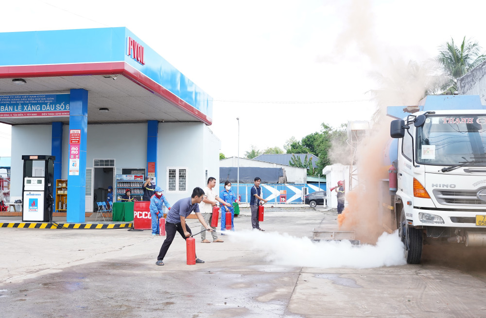 Đội PCCC và CNCH cơ sở nhanh chóng sử dụng các bình chữa cháy xử lý đám cháy 