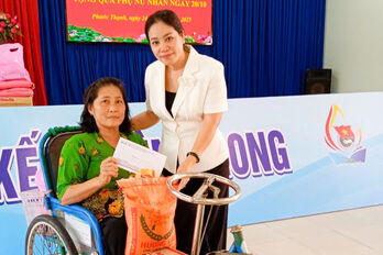 Tặng quà cho phụ nữ khuyết tật và cao tuổi neo đơn xã Phước Thạnh Tặng quà cho phụ nữ khuyết tật và cao tuổi neo đơn xã Phước Thạnh