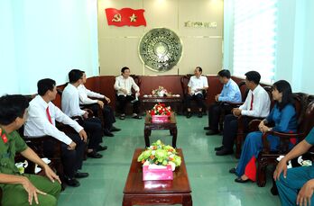 Nguyên Ủy viên Bộ Chính trị, nguyên Chủ tịch nước Trương Tấn Sang: Thăm, động viên cán bộ xã Long Cang Nguyên Ủy viên Bộ Chính trị, nguyên Chủ tịch nước Trương Tấn Sang: Thăm, động viên cán bộ xã Long Cang