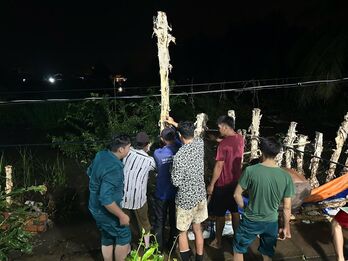 Lãnh đạo xã Bến Lức khảo sát, chỉ đạo khắc phục nước tràn đê do ảnh hưởng triều cường