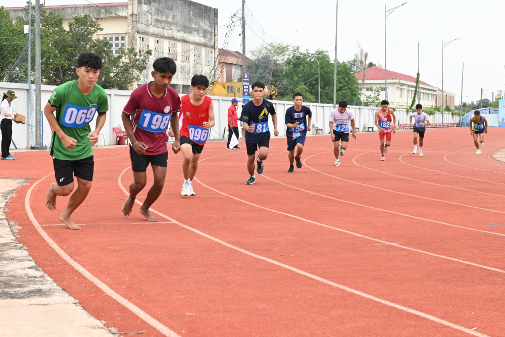 Thanh thiếu niên tham gia thi đấu môn điền kinh