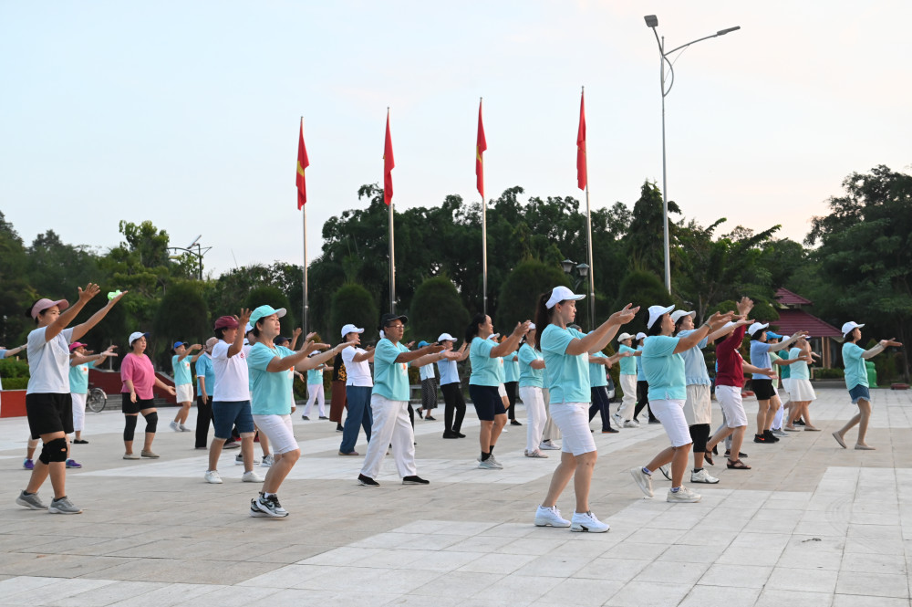 Thể dục buổi sáng ở Quảng trường Tô Quyền