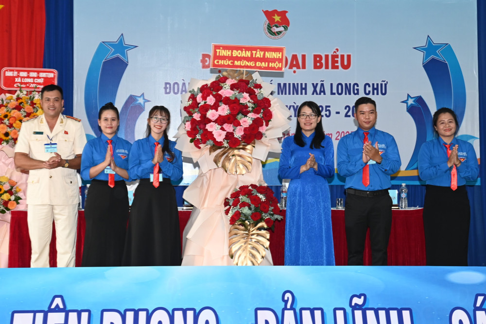 Ủy viên Ban Thường vụ, Phó Trưởng Ban Công tác đoàn và Thanh thiếu nhi Tỉnh đoàn Tây Ninh Hồ Thị Thùy Trang tặng lẵng hoa chúc mừng Đại hội