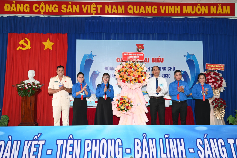 Phó Bí thư Thường trực Đảng ủy xã Long Chữ Lưu Hữu Phước tặng lẵng hoa chúc mừng Đại hội