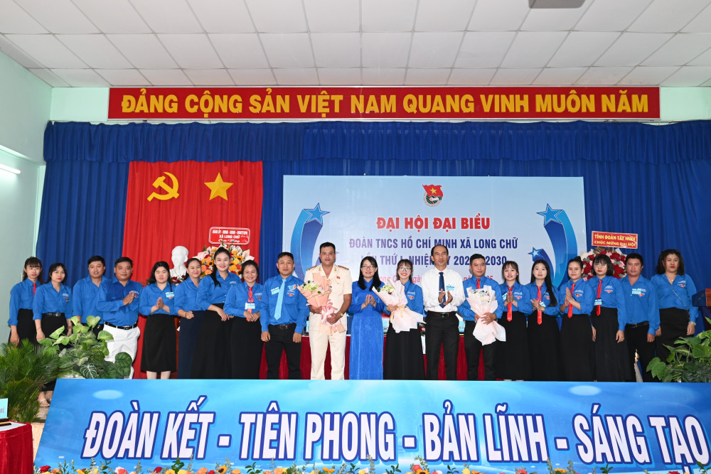 Ủy viên Ban Thường vụ, Phó Trưởng Ban Công tác đoàn và Thanh thiếu nhi Tỉnh đoàn Tây Ninh Hồ Thị Thùy Trang tặng hoa chúc mừng Ban Chấp hành nhiệm kỳ mới