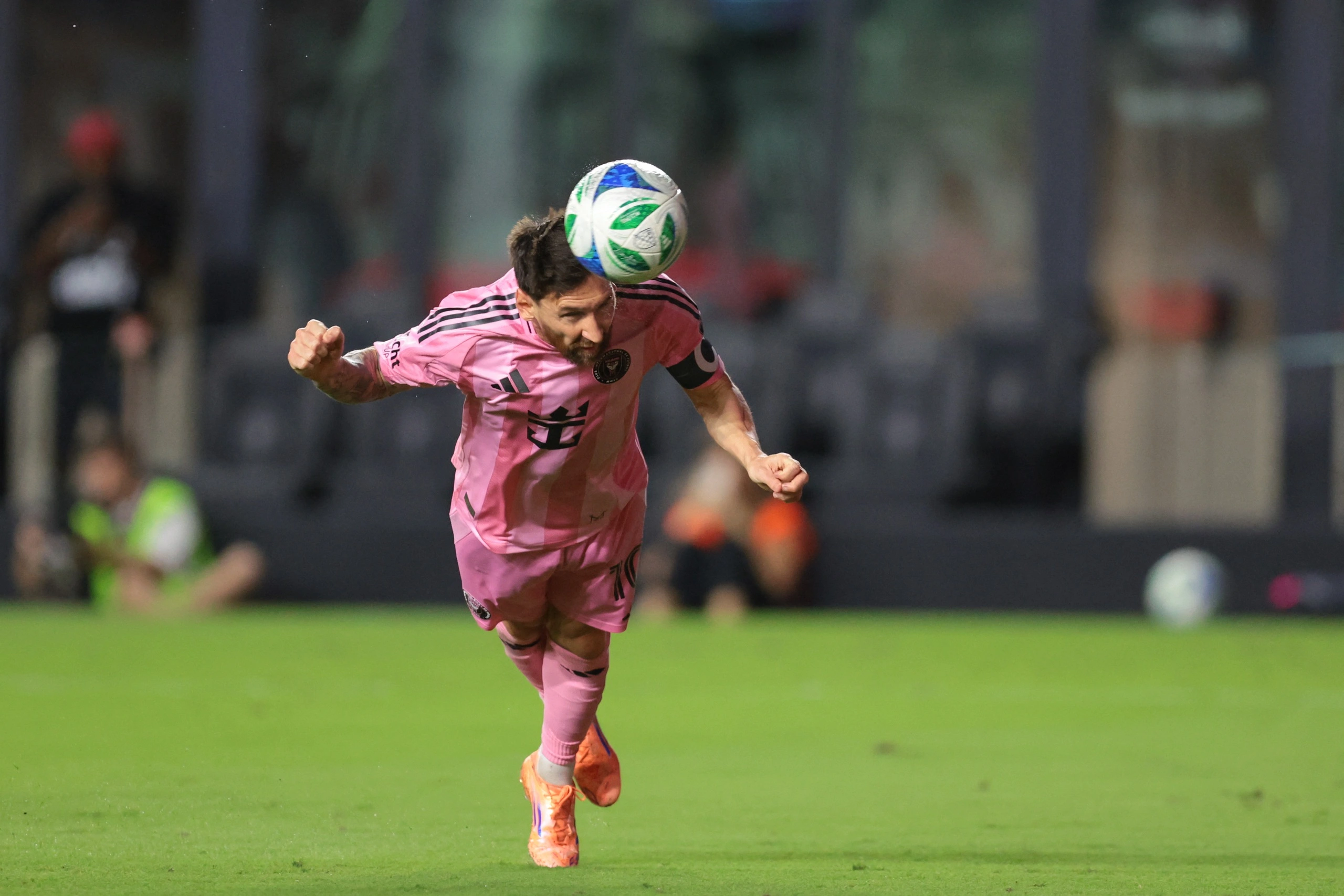 Messi ghi ngay cú đúp sau bản hợp đồng mới, Inter Miami thẳng tiến ở MLS Cup