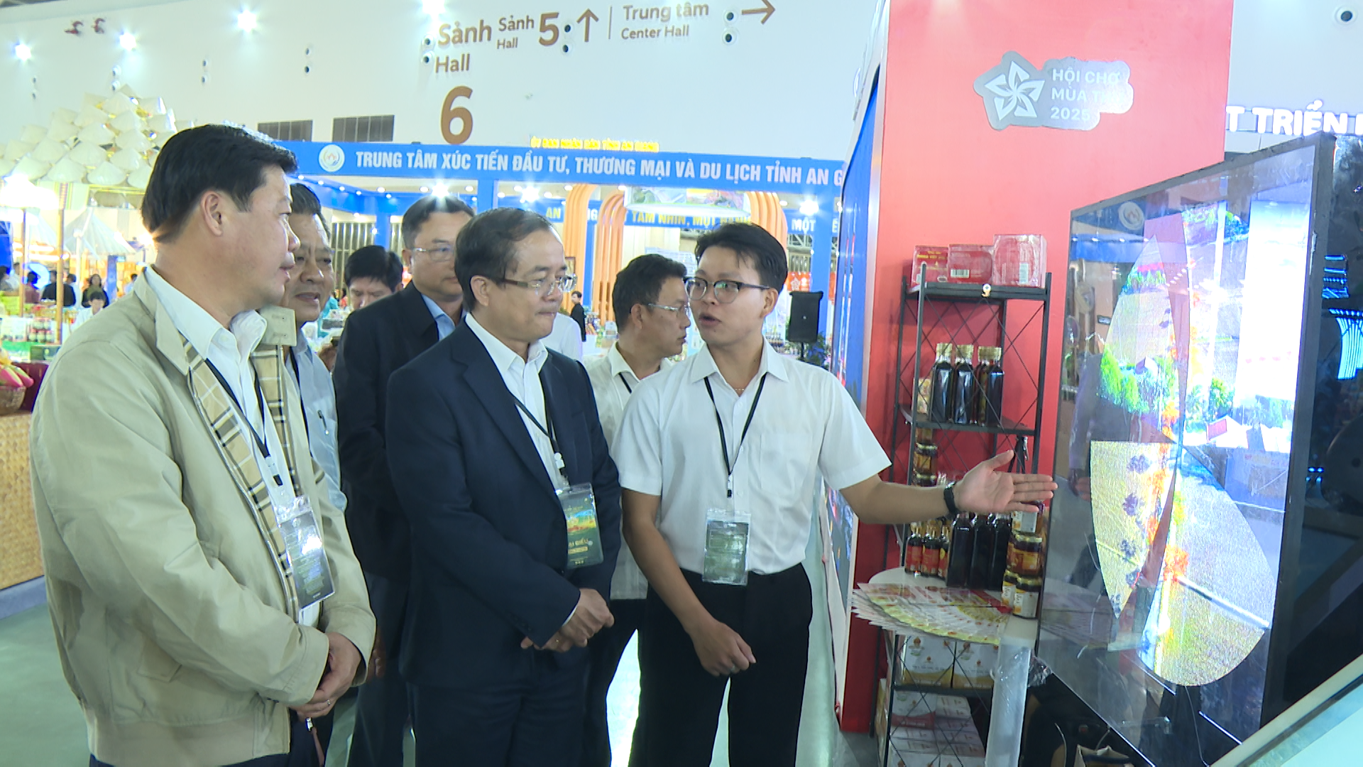 Phó Chủ tịch UBND tỉnh Nguyễn Hồng Thanh thăm khu trưng bày tại Hội chợ mùa Thu năm 2025