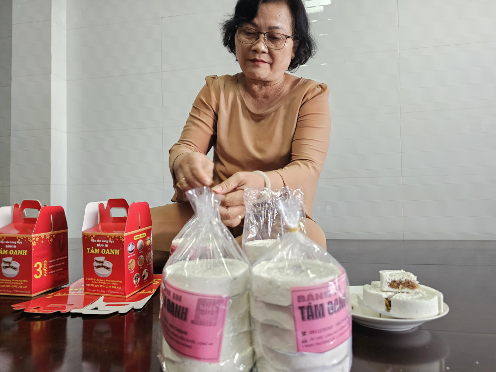 Giữ lửa nghề bánh in Long Hựu