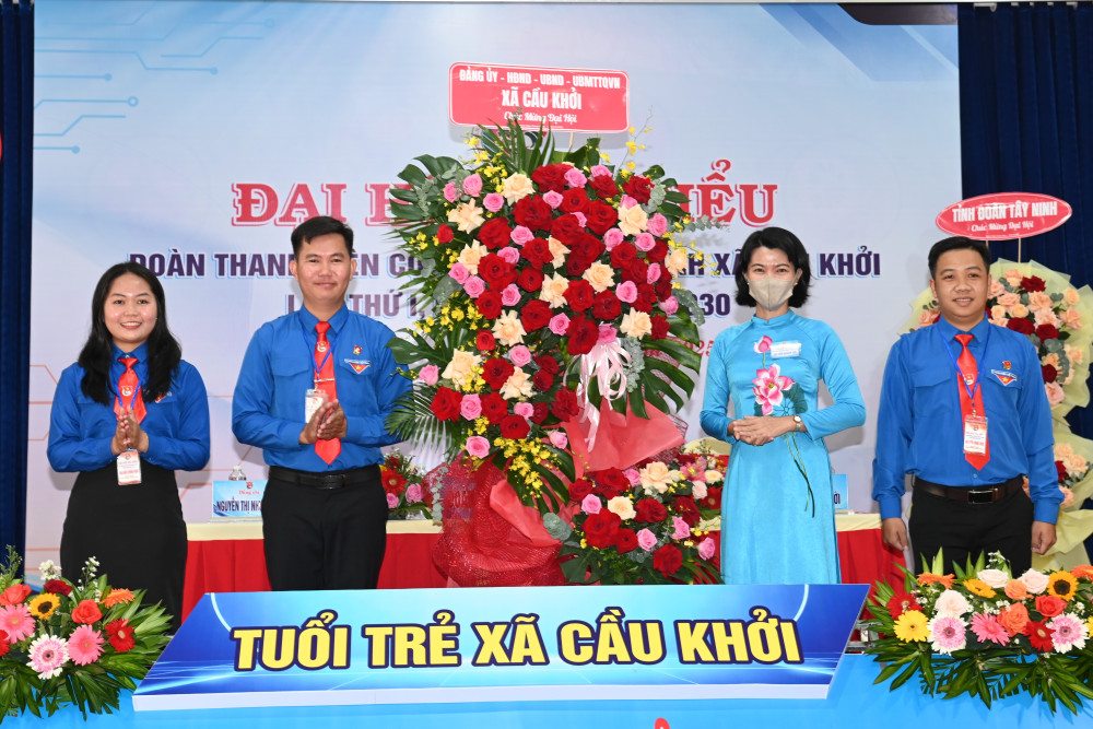 Phó Bí thư Thường trực Đảng ủy xã Cầu Khởi, Chủ tịch Ủy ban MTTQ Việt Nam xã Cầu Khởi Trần Thị Thu Hiền tặng lẵng hoa chúc mừng Đại hội