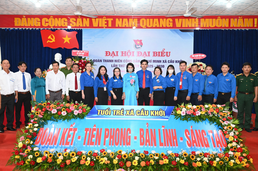 Ban Chấp hành nhiệm kỳ mới chụp ảnh lưu niệm với lãnh đạo