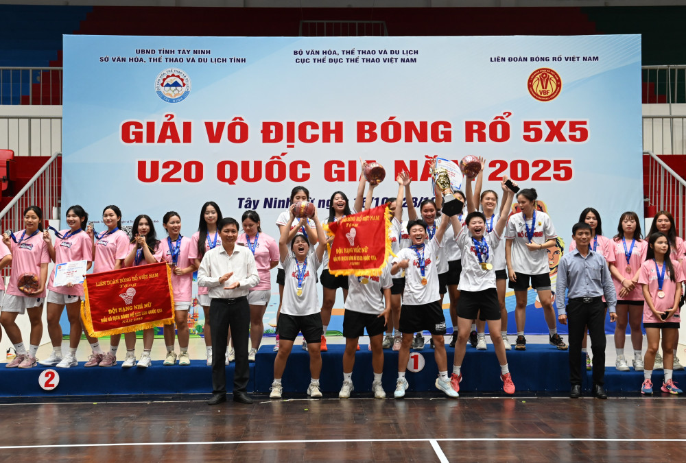 Ban Tổ chức trao thưởng cho các đội bóng rổ nữ đạt thành tích cao