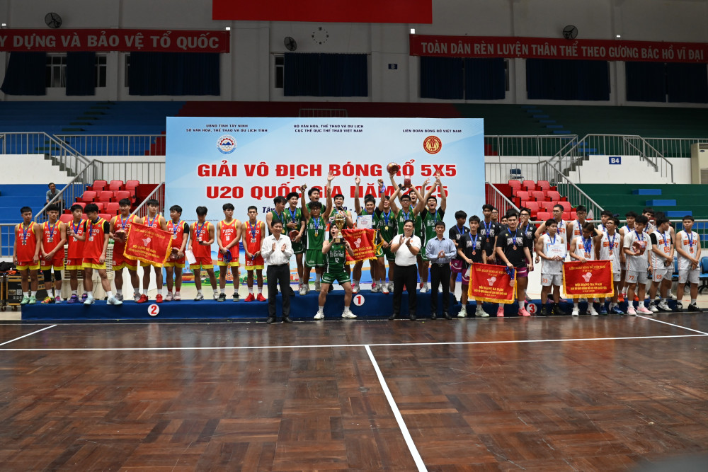 Ban Tổ chức trao thưởng cho các đội bóng rổ nam đạt thành tích cao
