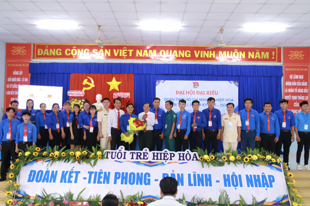 Anh Trần Thái Sang giữ chức Bí thư Đoàn TNCS Hồ Chí Minh xã Hiệp Hòa Ban Chấp hành Đoàn TNCS Hồ Chí Minh xã Hiệp Hoà, nhiệm kỳ 2025-2030 chụp ảnh lưu niệm cùng các đại biểu