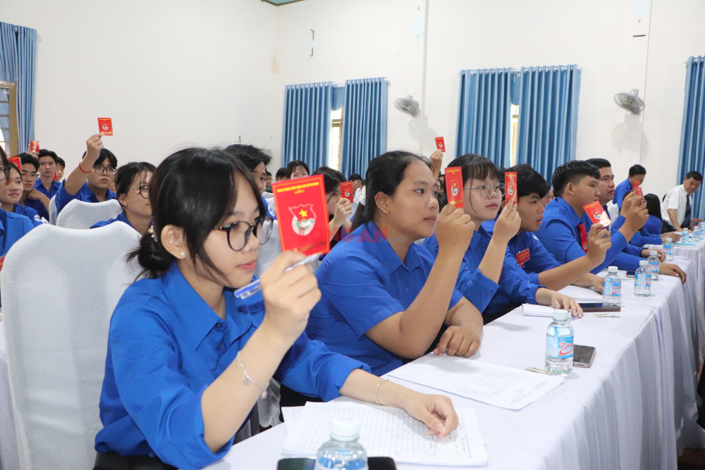 Đại biểu biểu quyết thông qua Nghị quyết Đại hội