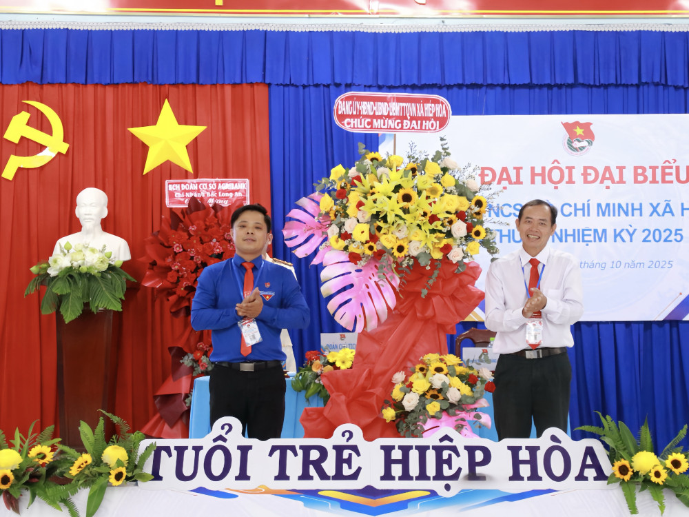Anh Trần Thái Sang giữ chức Bí thư Đoàn TNCS Hồ Chí Minh xã Hiệp Hòa Phó Bí thư Thường trực Đảng ủy, Chủ tịch HĐND xã Trương Hòa Bình trao lẵng hoa của Đảng ủy, HĐND, UBND, UBMTTQ Việt Nam xã chúc mừng Đại hội
