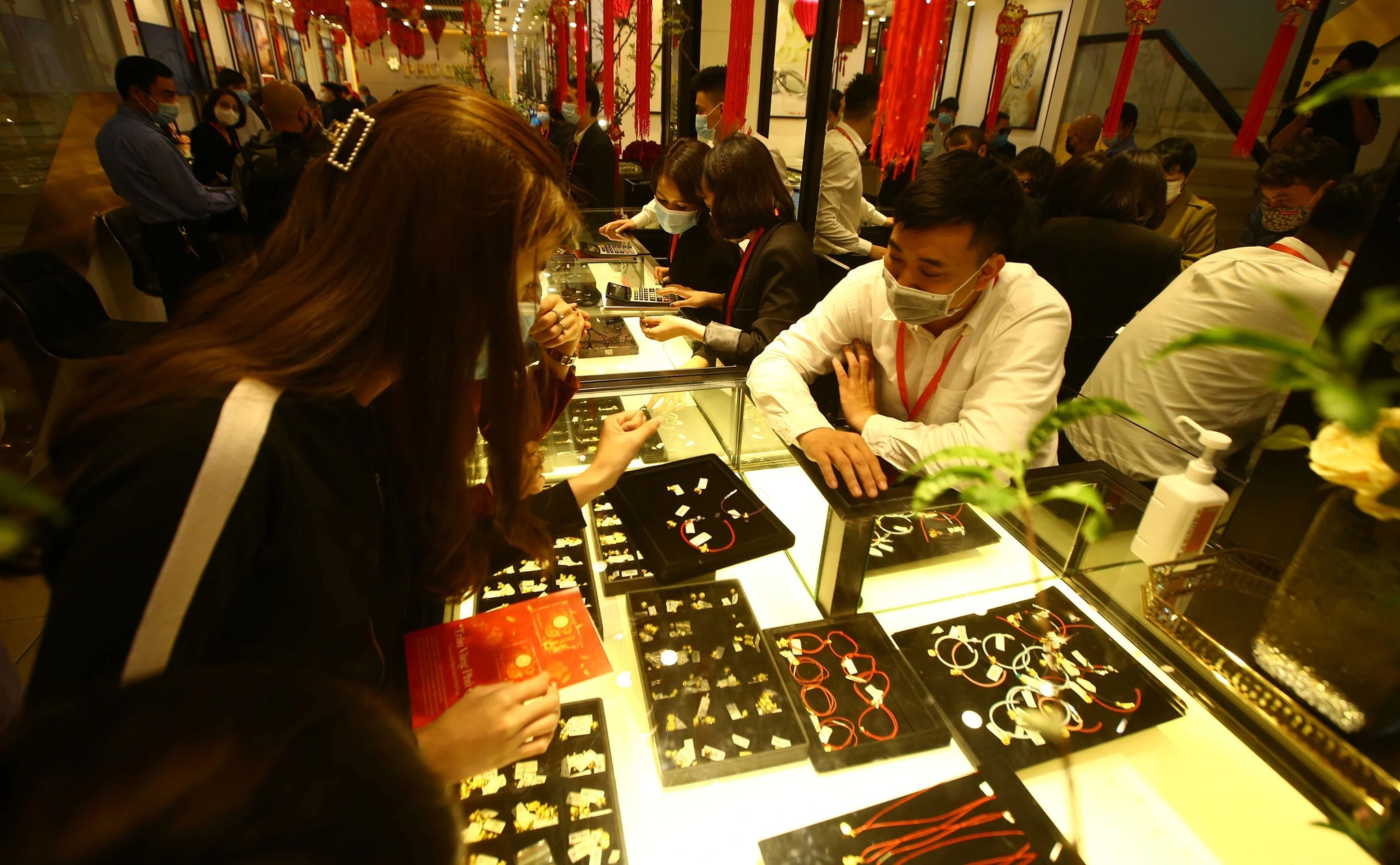 Giá vàng hôm nay 26/10: Lao dốc khiến người mua lỗ hơn 10 triệu đồng