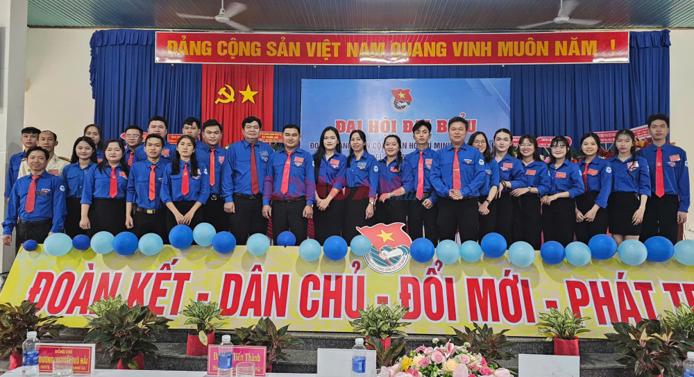 Phước Chỉ: Phát huy vai trò xung kích của tuổi trẻ trong xây dựng quê hương Đại biểu lãnh chụp hình lưu niệm với Ban Chấp hành Đoàn xã Phước Chỉ, nhiệm kỳ 2025-2030