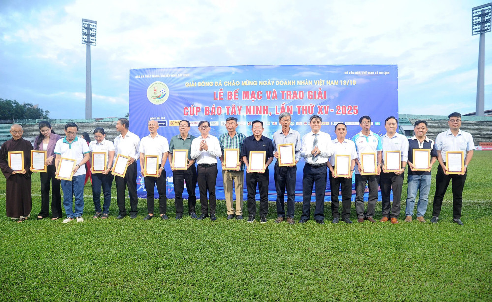 Bế mạc Giải bóng đá Cúp Báo Tây Ninh lần thứ XV – 2025: Khép lại mùa giải thành công, đậm tình giao hữu