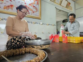 Giữ lửa nghề bánh in Long Hựu