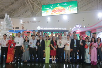 Phó Chủ tịch UBND tỉnh Nguyễn Hồng Thanh thăm khu trưng bày tại Hội chợ mùa Thu năm 2025